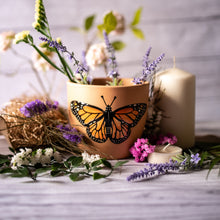 Cargar imagen en el visor de la galería, Macetero Mariposa Pintado a Mano - arteypureza