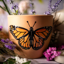 Cargar imagen en el visor de la galería, Macetero Mariposa Pintado a Mano - arteypureza