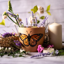 Cargar imagen en el visor de la galería, Macetero Mariposa Pintado a Mano - arteypureza