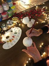 Cargar imagen en el visor de la galería, Taller Especial Navidad (Pintar Bolas de Navidad)
